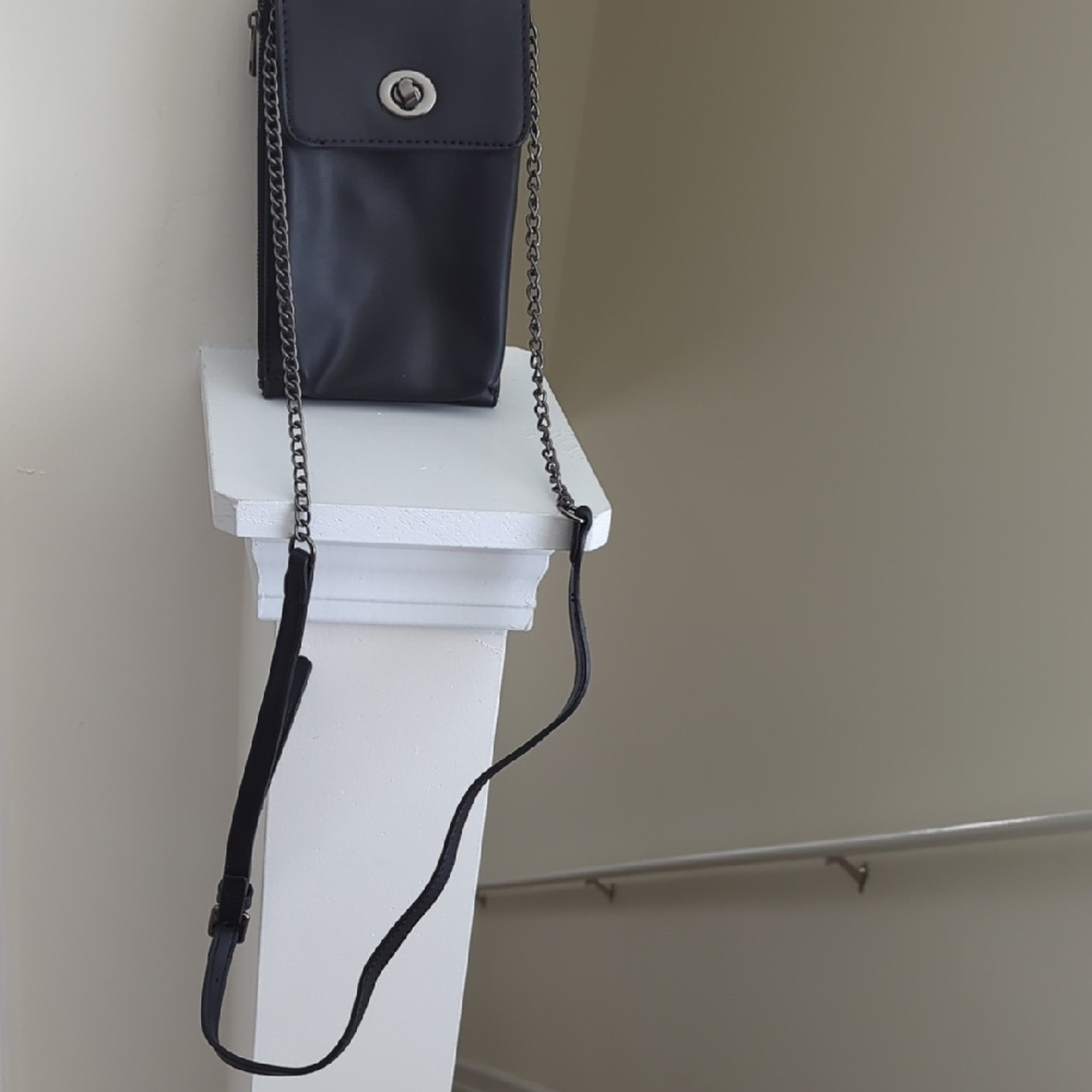 Ecosusi Compact Black Crossbody Bag with Snap Closure